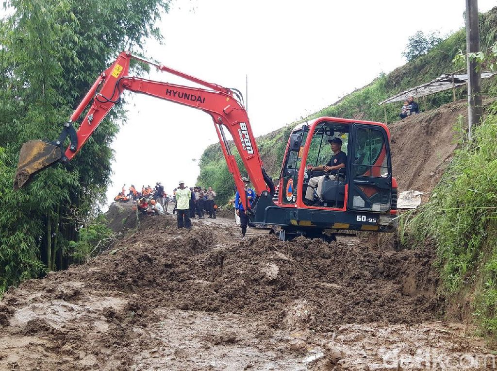 Alat Berat Dikerahkan di TKP Longsor yang Tewaskan 1 Orang di Lereng Merapi Alat Berat Dikerahkan di TKP Longsor yang Tewaskan 1 Orang di Lereng Merapi