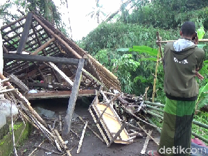 Puting Beliung Rusak Puluhan Rumah di Lumajang Puting Beliung Rusak Puluhan Rumah di Lumajang