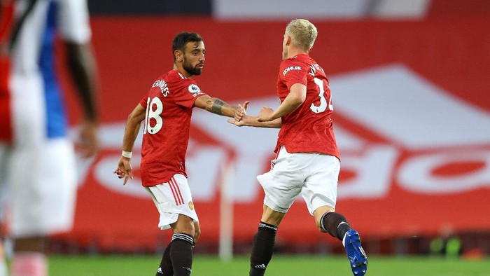 MANCHESTER, ENGLAND - SEPTEMBER 19: Donny Van De Beek of Manchester United celebrates with teammate Bruno Fernandes after scoring his teams first goal during the Premier League match between Manchester United and Crystal Palace at Old Trafford on September 19, 2020 in Manchester, England. (Photo by Richard Heathcote/Getty Images )