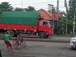 Emak-emak Pesepeda Hadang Mobil di Pantura, Polisi: Alami Gangguan Jiwa Emak-emak Pesepeda Hadang Mobil di Pantura, Polisi: Alami Gangguan Jiwa