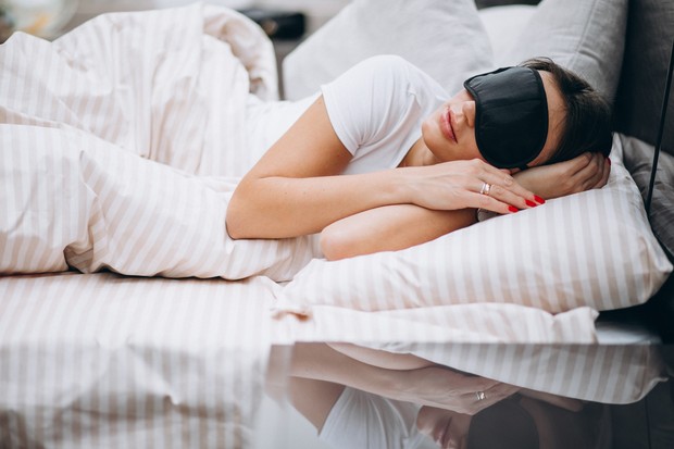 Tidur cukup 7-8 jam sebagai anti aging alami.