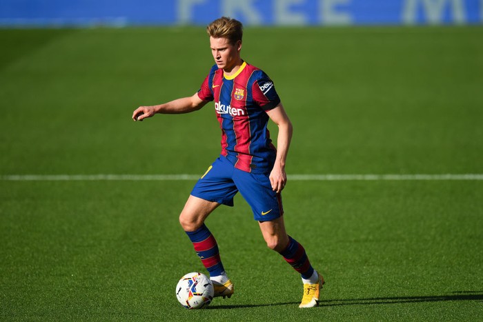 BARCELONA, SPAIN - NOVEMBER 29: Frenkie de Jong of FC Barcelona runs with the ball during the La Liga Santander match between FC Barcelona and C.A. Osasuna at Camp Nou on November 29, 2020 in Barcelona, Spain. (Photo by David Ramos/Getty Images)