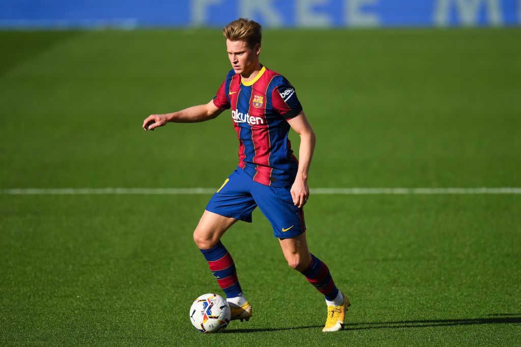 BARCELONA, SPAIN - NOVEMBER 29: Frenkie de Jong of FC Barcelona runs with the ball during the La Liga Santander match between FC Barcelona and C.A. Osasuna at Camp Nou on November 29, 2020 in Barcelona, Spain. (Photo by David Ramos/Getty Images)