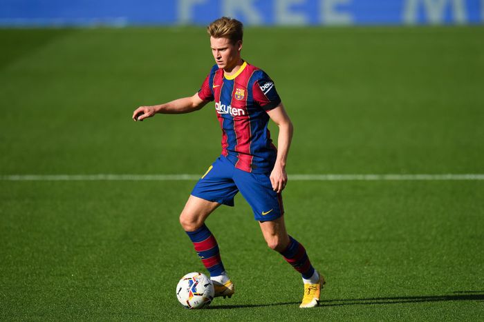 Frankie De Jong BARCELONA, SPAIN - NOVEMBER 29: Frenkie de Jong of FC Barcelona runs with the ball during the La Liga Santander match between FC Barcelona and C.A. Osasuna at Camp Nou on November 29, 2020 in Barcelona, Spain. (Photo by David Ramos/Getty Images)