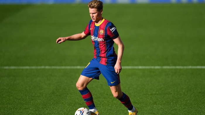 BARCELONA, SPAIN - NOVEMBER 29: Frenkie de Jong of FC Barcelona runs with the ball during the La Liga Santander match between FC Barcelona and C.A. Osasuna at Camp Nou on November 29, 2020 in Barcelona, Spain. (Photo by David Ramos/Getty Images)