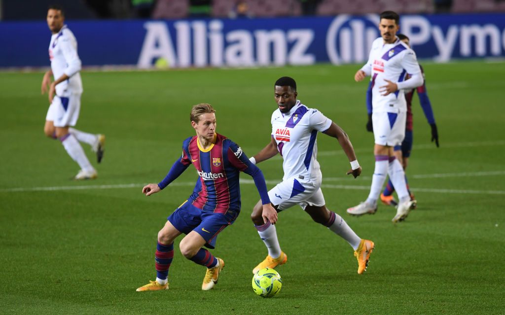 BARCELONA, SPAIN - NOVEMBER 29: Frenkie de Jong of FC Barcelona runs with the ball during the La Liga Santander match between FC Barcelona and C.A. Osasuna at Camp Nou on November 29, 2020 in Barcelona, Spain. (Photo by David Ramos/Getty Images)