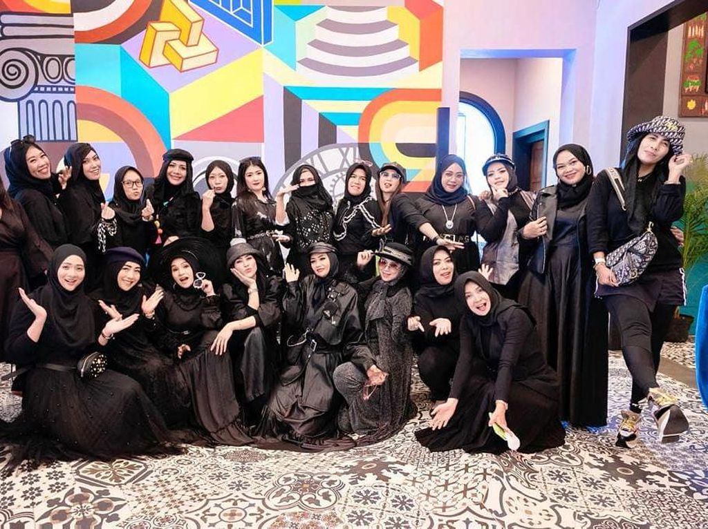 Grup Arisan Ibu-ibu Sosialita Viral, Terungkap Iurannya Nggak Kaleng-kaleng Grup Arisan Ibu-ibu Sosialita Viral, Terungkap Iurannya Nggak Kaleng-kaleng