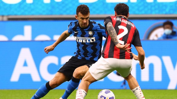 MILAN, ITALY - OCTOBER 17:  Ivan Perisic of Internazionale is challenged by Davide Calabria of AC Milan during the Serie A match between FC Internazionale and AC Milan at Stadio Giuseppe Meazza on October 17, 2020 in Milan, Italy.  (Photo by Marco Luzzani/Getty Images)