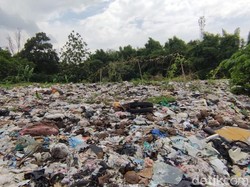 Petugas Mengaku Kesulitan Bawa Truk untuk Angkut Sampah Selapangan Bola