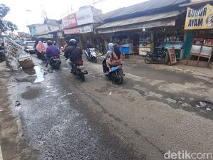 Warga Minta Jl Raya Pabuaran Kabupaten Bogor yang Rusak Segera Diperbaiki