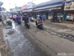 Warga Minta Jl Raya Pabuaran Kabupaten Bogor yang Rusak Segera Diperbaiki