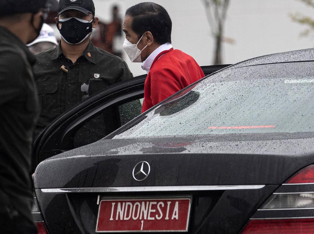 Jokowi Gaungkan Benci Produk Asing, Ekonom: Mulailah dari Mobil Kepresidenan