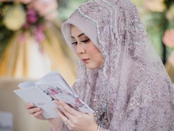 Momen Kesha Ratuliu dan Adhi Permana Resmi Menikah