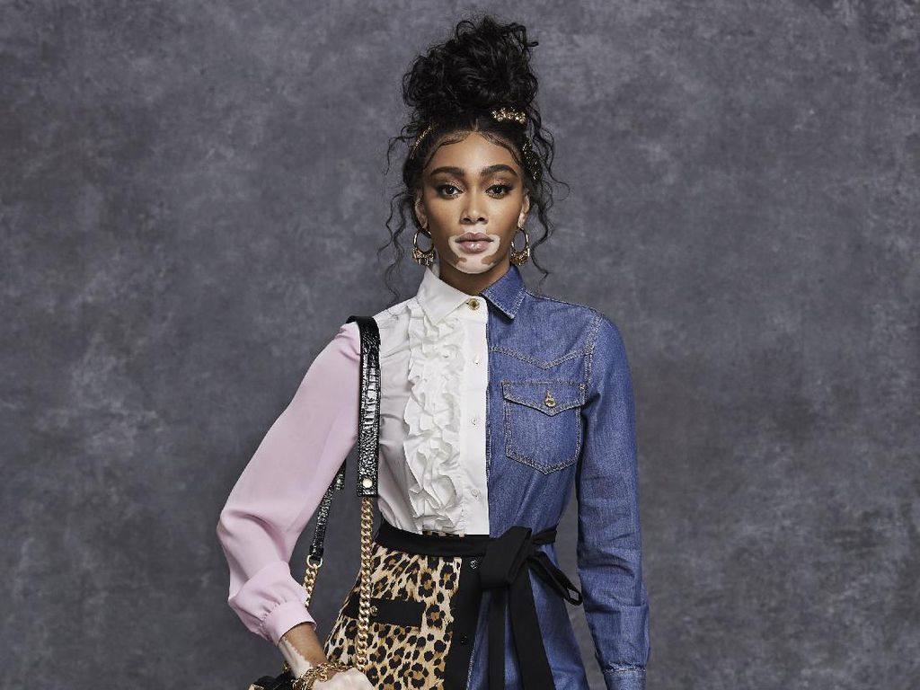 10 Gaya Winnie Harlow Jadi Bintang Koleksi Busana Pre Fall 2021 Moschino 10 Gaya Winnie Harlow Jadi Bintang Koleksi Busana Pre Fall 2021 Moschino