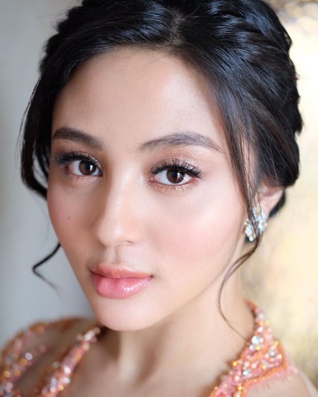 Margin Wieheerm dengan makeup nuansa nude/instagram.com/ryanogilvy