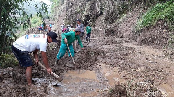 Material Longsor di Desa Cluntang Boyolali Mulai Dibersihkan