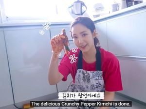 Park Min Young Bikin Sendiri Kimchi Cabai yang Jadi Favoritnya Park Min Young Bikin Sendiri Kimchi Cabai yang Jadi Favoritnya