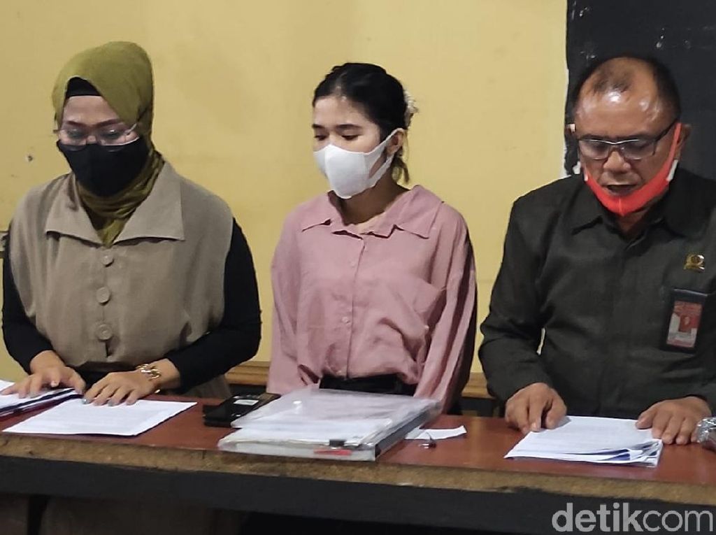 Pasutri Tersangka Kasus ITE di Sidoarjo Tak Terima Dijemput Paksa Polisi Pasutri Tersangka Kasus ITE di Sidoarjo Tak Terima Dijemput Paksa Polisi