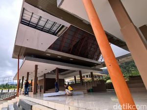 Baru Diperbaiki, Plafon Podium Lapang Cangehgar Sukabumi Ambruk