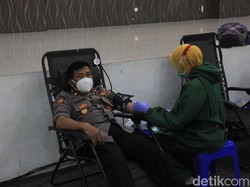 Polisi Screening Donor Plasma Konvalesen Bantu Stok PMI Surabaya yang Menipis