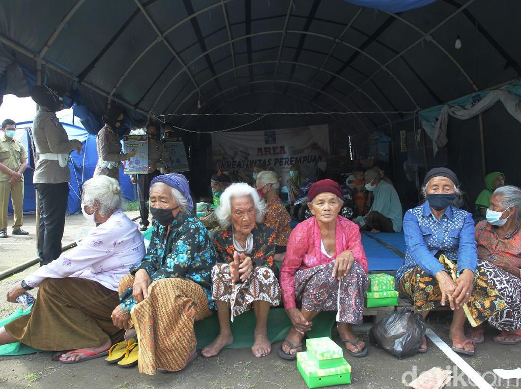 Barak Pengungsi Merapi di Glagaharjo Masih Disiagakan Barak Pengungsi Merapi di Glagaharjo Masih Disiagakan