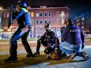 Belanda Rusuh Lagi Gegara Aturan Jam Malam, Ratusan Orang Ditangkap