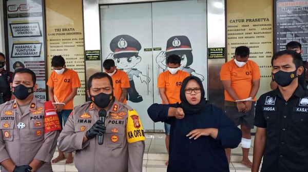 Polres Tangsel Hadirkan Penerjemah Bahasa Isyarat saat Jumpa Pers Polres Tangsel Hadirkan Penerjemah Bahasa Isyarat saat Jumpa Pers