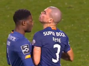 Porto Menang, Pepe Ajak Ribut Rekannya