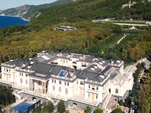 Putin Bantah Miliki Istana Megah yang Diposting Alexei Navalny Putin Bantah Miliki Istana Megah yang Diposting Alexei Navalny