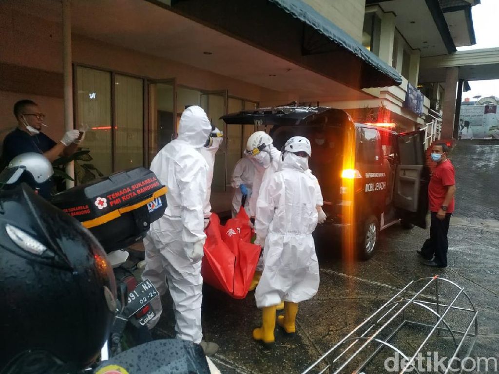 Pria Berpakaian Wanita Ditemukan Tewas di Hotel Bandung Pria Berpakaian Wanita Ditemukan Tewas di Hotel Bandung