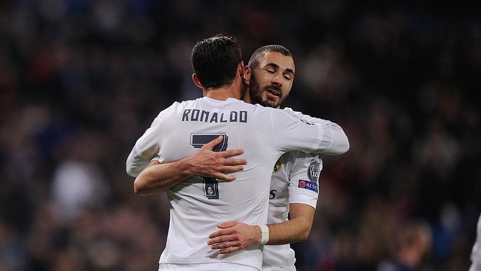 MADRID, SPAIN - DECEMBER 08:  Cristiano Ronaldo of Real Madrid celebrates with Karim Benzema after scoring Reals 6th goal during the UEFA Champions League Group A match between Real Madrid CF and Malmo FF at the Santiago Bernabeu stadium on December 8, 2015 in Madrid, Spain.  (Photo by Denis Doyle/Getty Images)