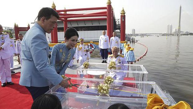 Raja Thailand Maha Vajiralongkorn & Sineenat Wongvajirapakdi