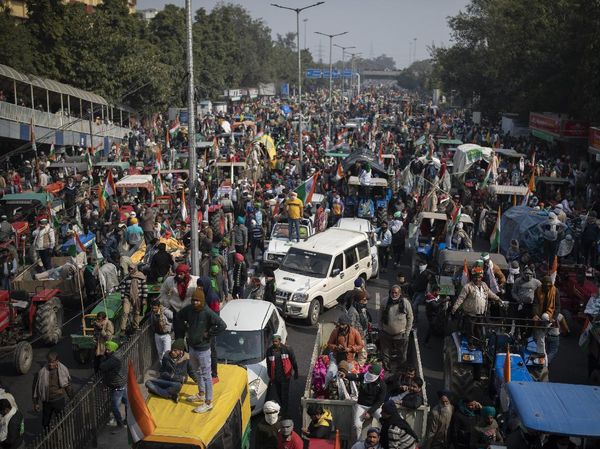 Ribuan Petani di India Demo Pakai Traktor