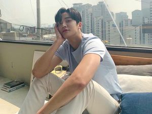 7 Potret Tampan Rowoon SF9, Aktor She Would Never Know yang Lumerkan Hatimu