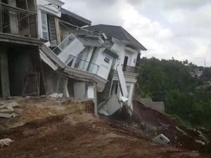 Detik-detik Rumah Mewah di Lampung Roboh Gegara Longsor