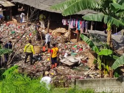 Petugas Angkut Sampah dari Permukiman Semipermanen Jelang GT Kalimalang 1