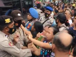 Emak-emak di Makassar Hadang Polisi Usut Pria Dibusur di Mata karena Hoax