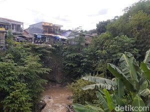Duh! Pemprov Jabar Tak Anggarkan Tembok Antilongsor Jembatan 2 Cilebut Duh! Pemprov Jabar Tak Anggarkan Tembok Antilongsor Jembatan 2 Cilebut
