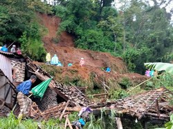 Tebing Longsor di Magelang Timpa 4 Rumah, 4 Orang Luka