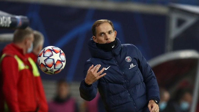 LEIPZIG, GERMANY - NOVEMBER 04: Thomas Tuchel, Head Coach of Paris Saint-Germain gestures during the UEFA Champions League Group H stage match between RB Leipzig and Paris Saint-Germain at Red Bull Arena on November 04, 2020 in Leipzig, Germany. (Photo by Maja Hitij/Getty Images)
