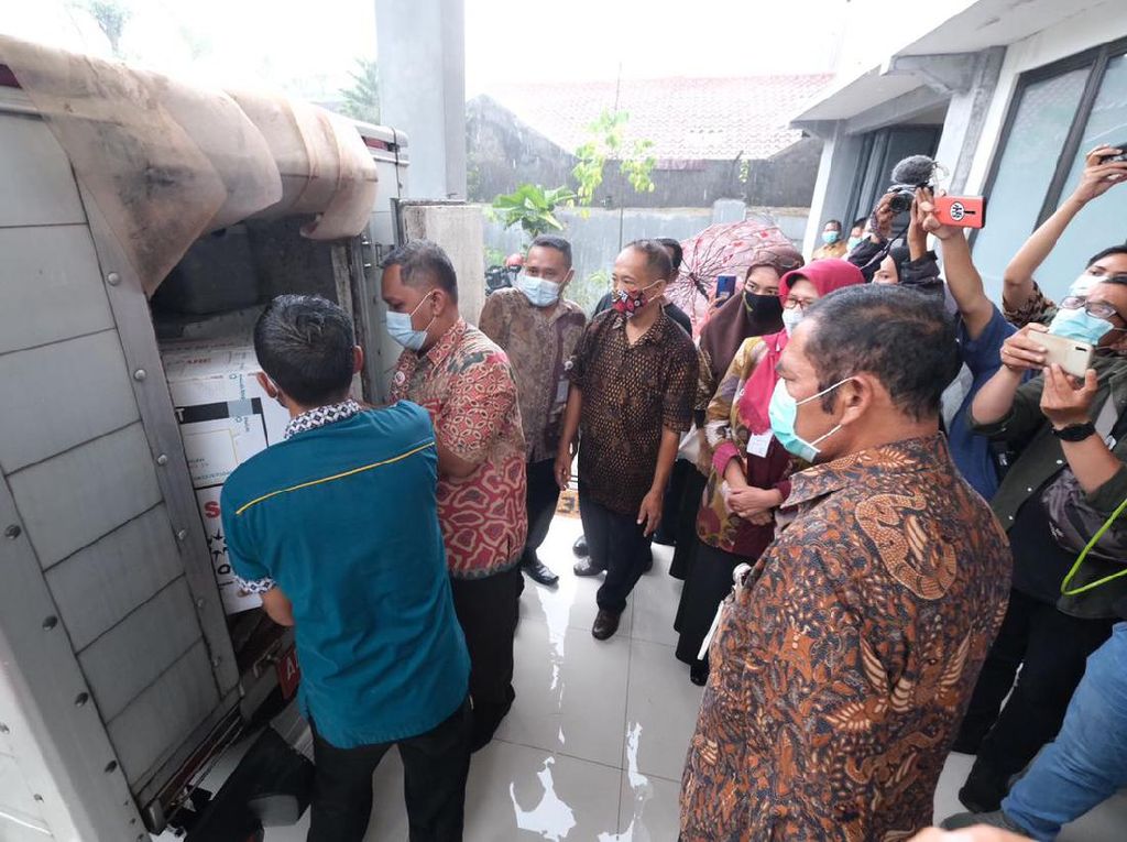 Vaksin Corona Kloter Kedua Tiba di Solo, Jumlahnya Lebih Banyak Vaksin Corona Kloter Kedua Tiba di Solo, Jumlahnya Lebih Banyak