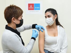 Emirates Vaksinasi Semua Karyawannya yang Berbasis di UEA