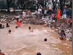 Kubangan di Stadion Andi Mattalatta Jadi Arena Bermain Anak Kubangan di Stadion Andi Mattalatta Jadi Arena Bermain Anak