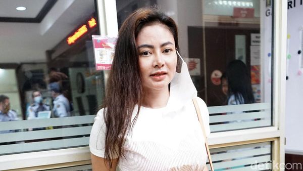 Tangis Bahagia Vitalia Sesha Usai Bebas Bersyarat