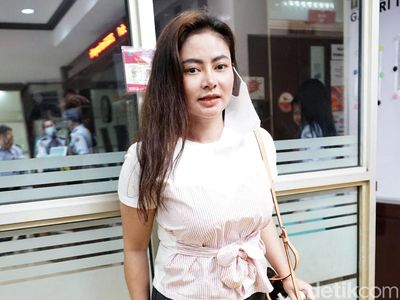 Tangis Bahagia Vitalia Sesha Usai Bebas Bersyarat