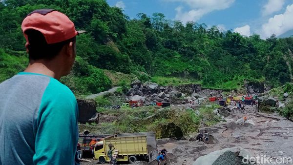 Warga Klaten Ramai-ramai Berburu Pasir Lahar Merapi