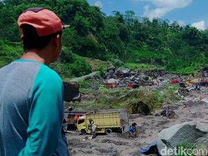 Warga Klaten Ramai-ramai Berburu Pasir Lahar Merapi