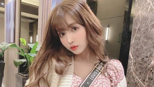 8 Foto Yua Mikami, Bintang Film Panas Jepang Kontroversial Jadi Idol KPop