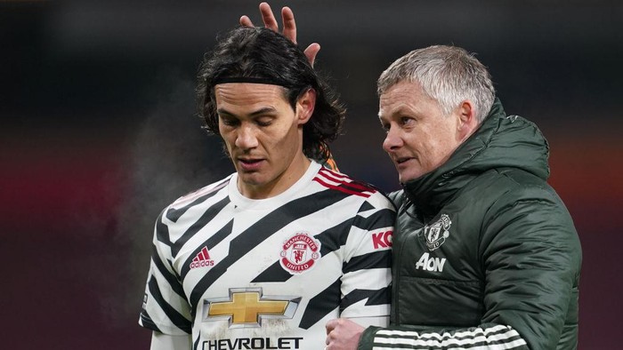 BURNLEY, ENGLAND - JANUARY 12: Ole Gunnar Solskjaer, Manager of Manchester United talks with Edinson Cavani of Manchester United during the Premier League match between Burnley and Manchester United at Turf Moor on January 12, 2021 in Burnley, England. Sporting stadiums around England remain under strict restrictions due to the Coronavirus Pandemic as Government social distancing laws prohibit fans inside venues resulting in games being played behind closed doors. (Photo by Jon Super - Pool/Getty Images)