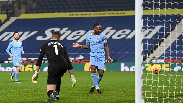 WEST BROMWICH, ENGLAND - JANUARY 26: Raheem Sterling of Manchester City scores their team's fifth goal past Sam Johnstone of West Bromwich Albion during the Premier League match between West Bromwich Albion and Manchester City at The Hawthorns on January 26, 2021 in West Bromwich, England. Sporting stadiums around the UK remain under strict restrictions due to the Coronavirus Pandemic as Government social distancing laws prohibit fans inside venues resulting in games being played behind closed doors. (Photo by Laurence Griffiths/Getty Images)